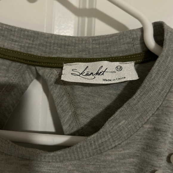 Skonhet Women’s M Gray Short Sleeved Pearl Shirt Knot Front Open Back - Picture 2 of 9